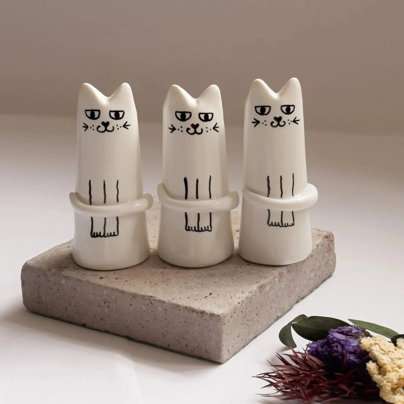 3 Pcs White And Black Adorable Sassy Cat Mini Bud Vase – Whimsical Resin Figurine Flower Holder for Single Stem – Cute Home & Desk Decor Accent