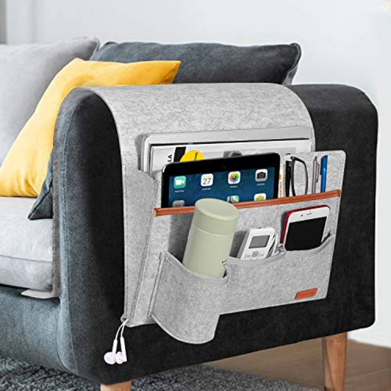 SIMBOOM Tasca Telecomandi da Divano, Organizer da Bracciolo, Portaoggetti per Letto con Portabottiglie, Borsa Feltro per iPad, Tavoletta, Riviste, Cellulare, Occhiali, Matita – Grigio Chiaro